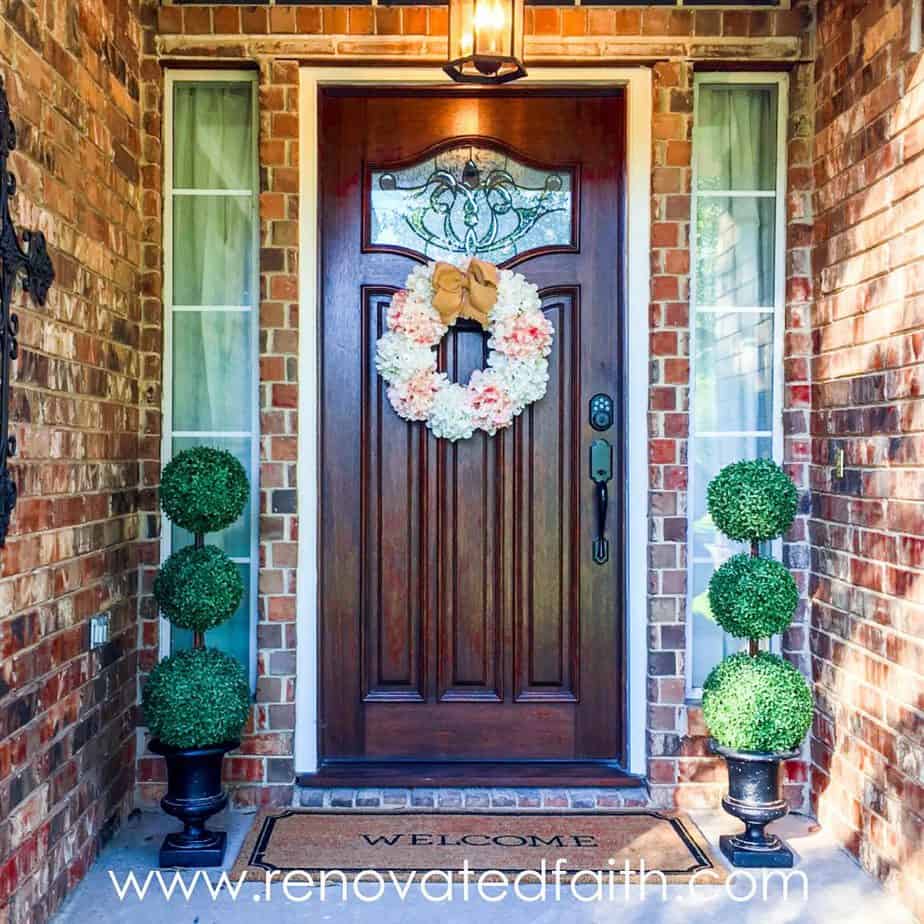 DIY Landscape Design – Want to save money by landscaping your yard but don’t know where to start? Planning your own landscape design can be overwhelming but these simple front yard landscaping ideas will give your yard a professional look without while staying on budget. #frontyardlandscapingideas #frontyardlandscapingideaswithstones #landscapearchitecture #smallfrontyard www.renovatedfaith.com