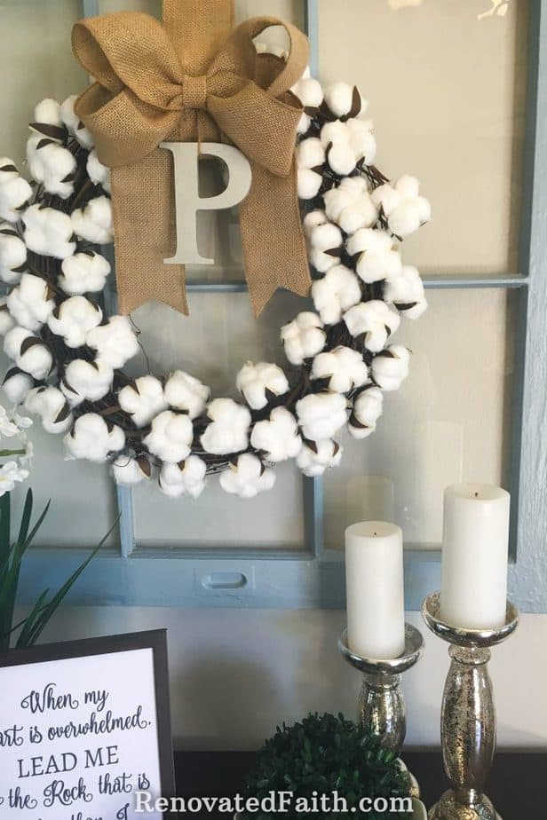 DIY Cotton Wreath for Less Than $10 – This tutorial shows you how to make a cotton boll wreath for your front door, mantel or anywhere in your home. Cotton wreaths are such a fun to include in your fall décor, spring decor or for the holidays. Include a burlap bow to give it a more rustic, farmhouse look even Joanna Gaines would be proud of. #fixerupper #farmhouse #easydiy #cotton #wreath #tutorial #diy #budgetdecor