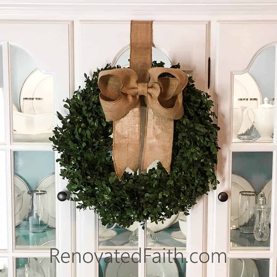 Burlap Bow Tutorial – The easy way to make burlap bows for wreaths and home décor. #burlapbowtutorial #diybow #burlapbow #renovatedfaith.com
