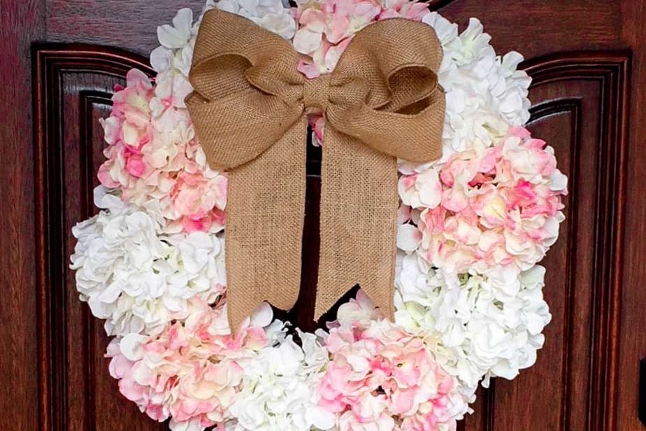 Hydrangea Door Wreath - This easy, affordable wreath is sure to brighten up your front door for spring. #springwreath #hydrangeadoorwreath #diywreath #renovatedfaith