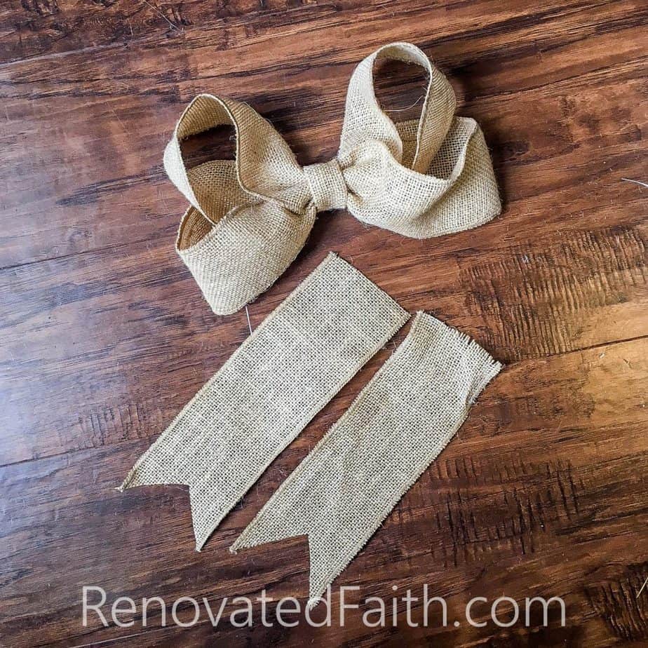 making a burlap bow