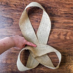 Burlap Bow Tutorial – The easy way to make burlap bows for wreaths and home décor. #burlapbowtutorial #diybow #burlapbow #renovatedfaith.com