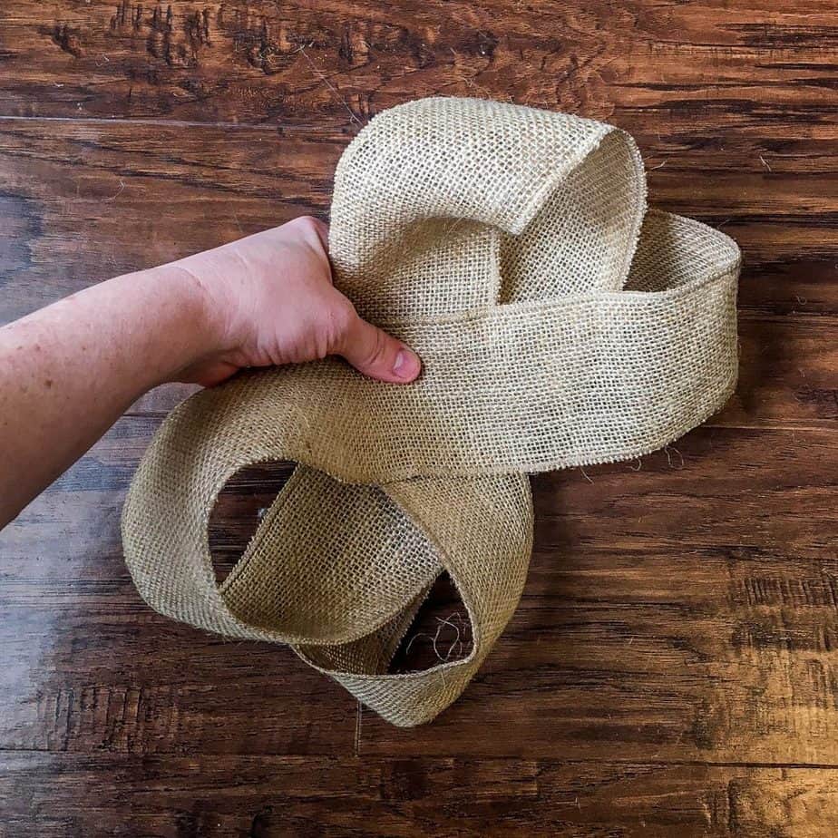 Easy Way to Make a Burlap Bow - Single Girl's DIY