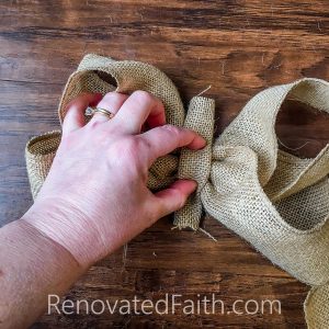 Burlap Bow Tutorial – The easy way to make burlap bows for wreaths and home décor. #burlapbowtutorial #diybow #burlapbow #renovatedfaith.com