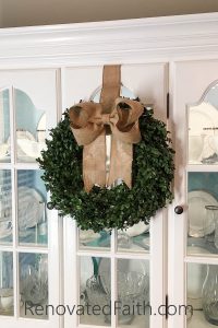 Burlap Bow Tutorial – The easy way to make burlap bows for wreaths and home décor. #burlapbowtutorial #diybow #burlapbow #renovatedfaith.com