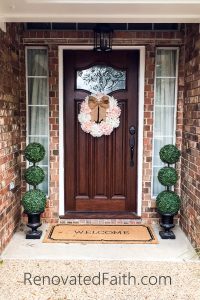 Hydrangea Door Wreath - This easy, affordable wreath is sure to brighten up your front door for spring. #springwreath #hydrangeadoorwreath #diywreath #renovatedfaith
