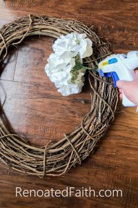 Hydrangea Door Wreath - This easy, affordable wreath is sure to brighten up your front door for spring. #springwreath #hydrangeadoorwreath #diywreath #renovatedfaith