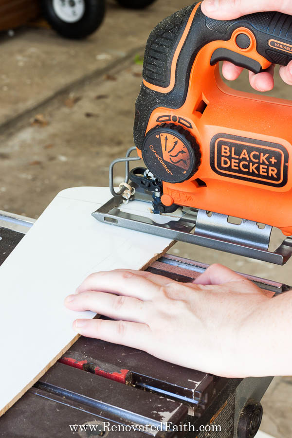 powertools - My first jig saw; is this blade fitted right? Black & Decker  BDEJS600C - Home Improvement Stack Exchange