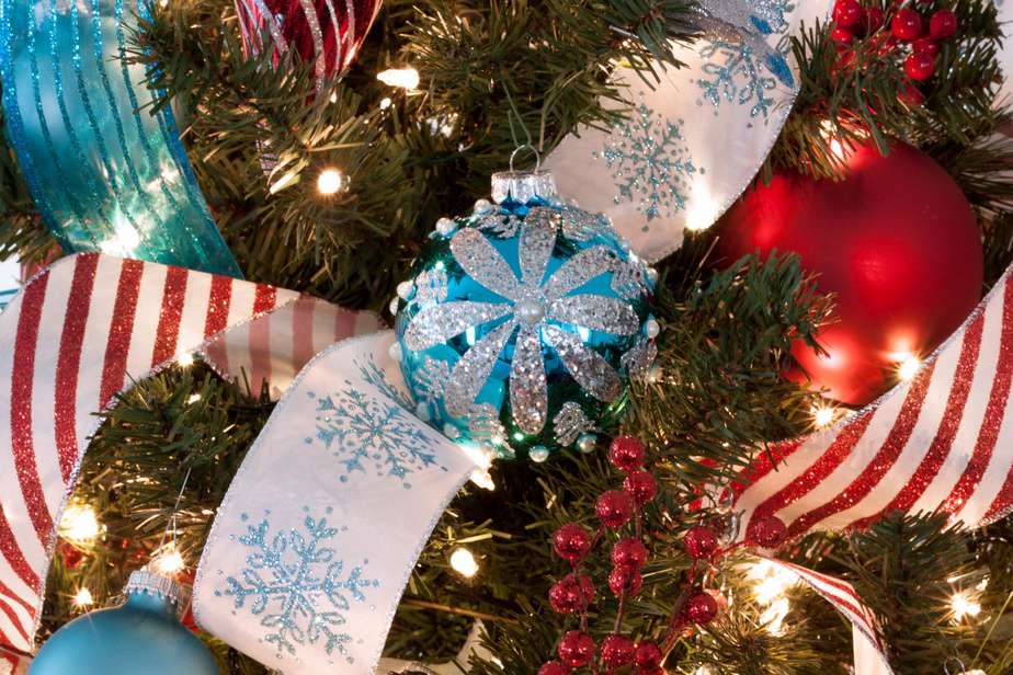 christmas trees decorating ideas with ribbon