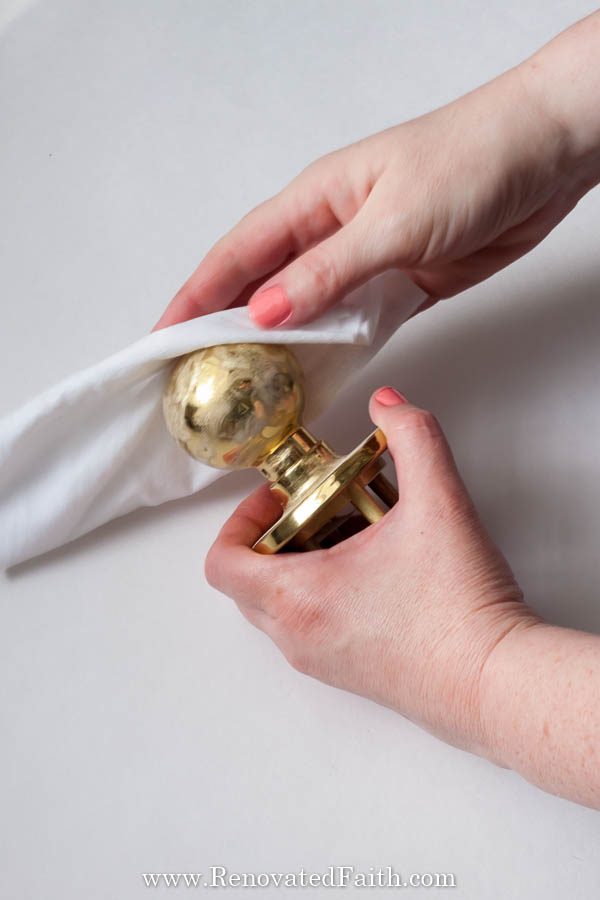 Brass Doorknob makeover// How to Spray Paint Hardware 