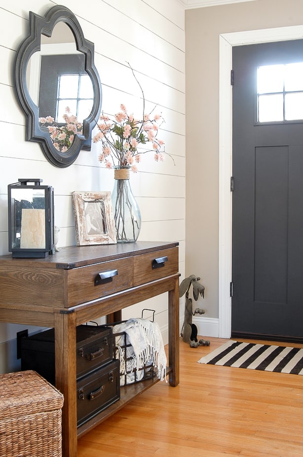 Tips for Decorating a Console Table in an Entryway