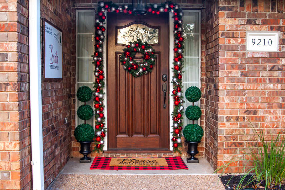 Let's make some easy peasy Christmas Cabinet wreaths