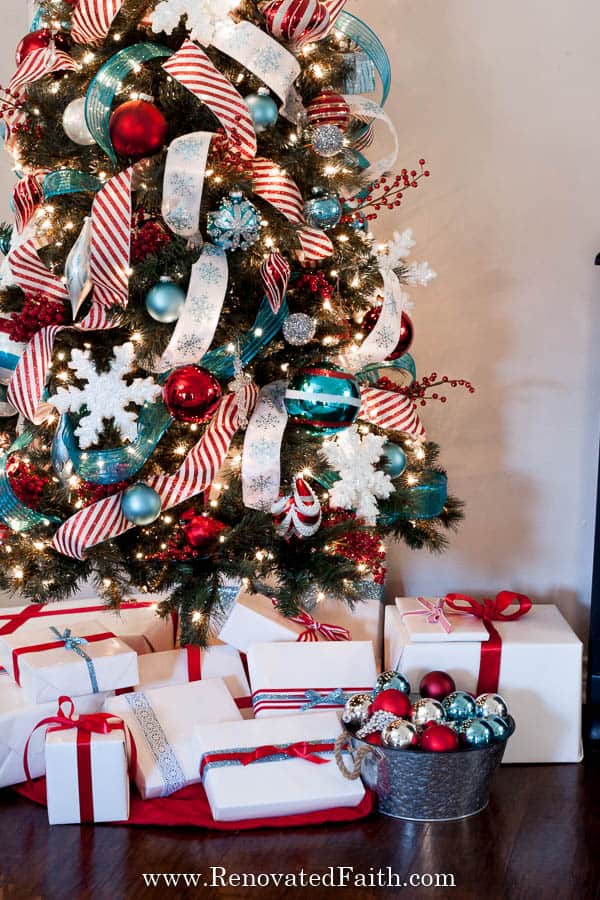 julgran dekorerad med lätt bandhandledning med presenter