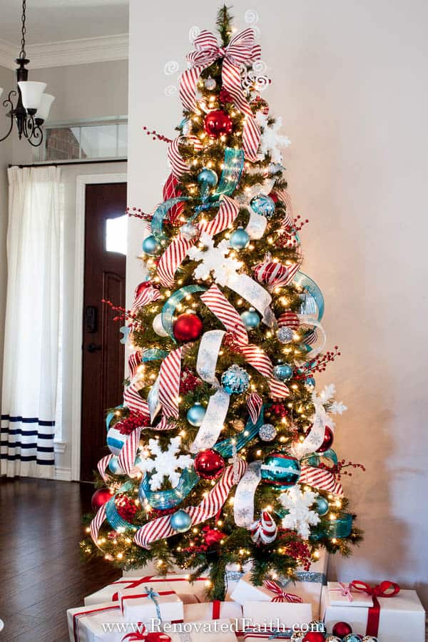  révélation finale après l'ajout d'un ruban à un arbre de Noël