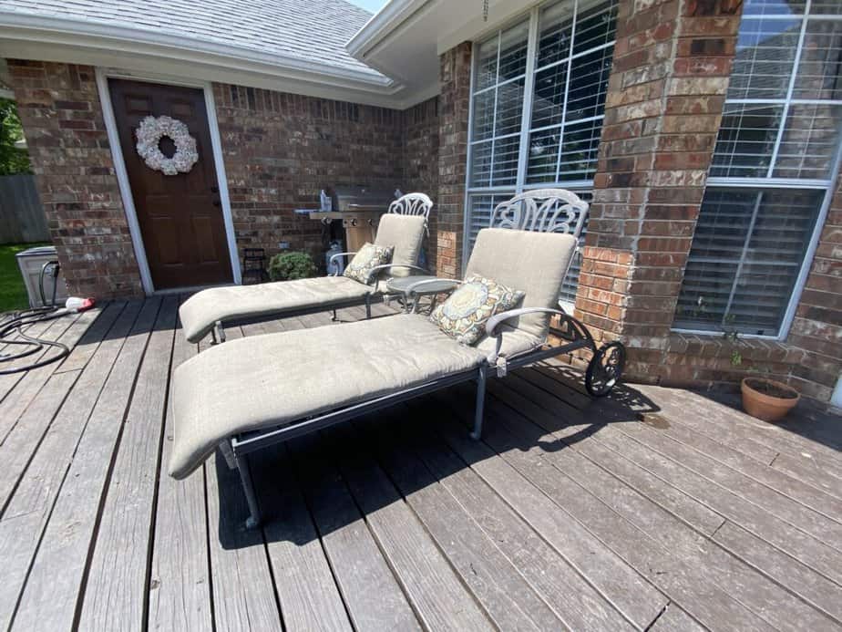 chaise lounges before restoring with spray paint