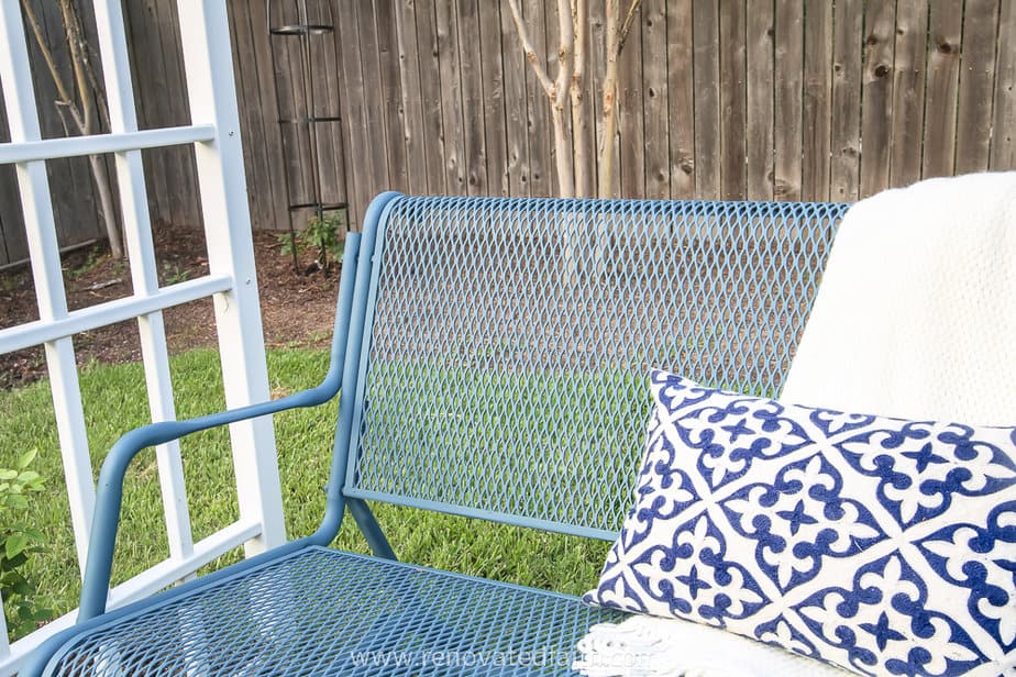 How to Paint Metal Patio Furniture with Spray Paint - Joyful