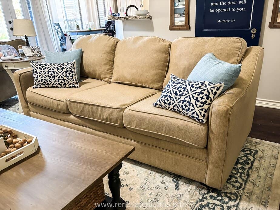 Easy Guide to Washing Couch Cushion Covers in the Washing Machine